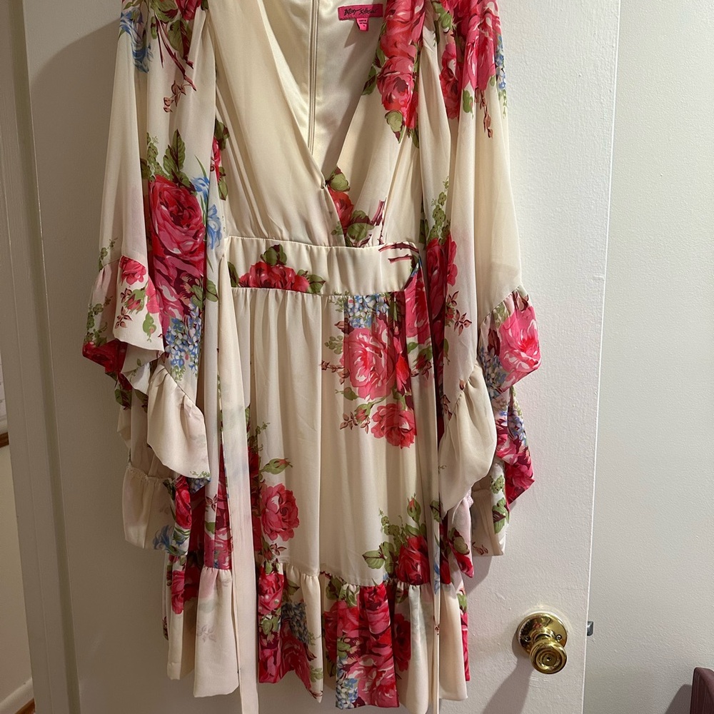 Betsey Johnson Cream Floral Ruffle Hem Dress – Romantic Cottagecore Vibes 🌹